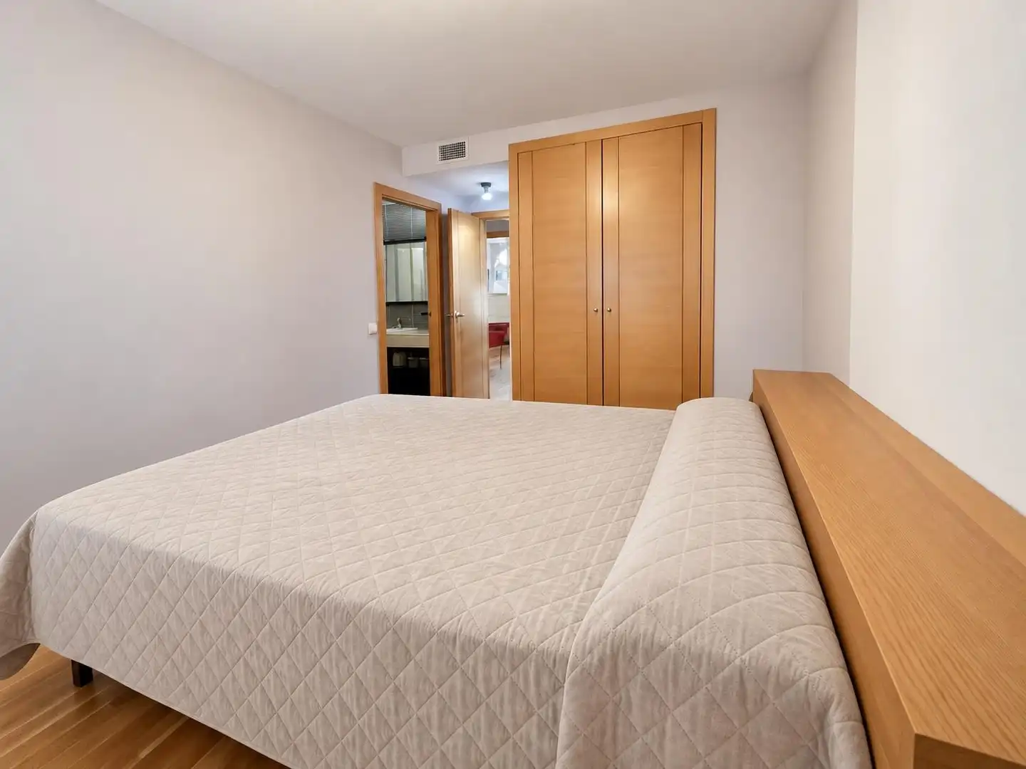 Schlafzimmer von Erdgeschoss zum Verkauf in Yebes mit Klimaanlage, Alarm und Gemeinschaftspool