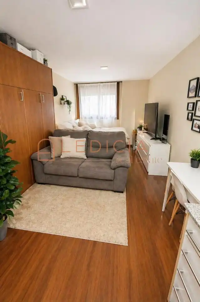 Sala d'estar de Estudi en venda en Vigo  amb Calefacció, Parquet i Moblat