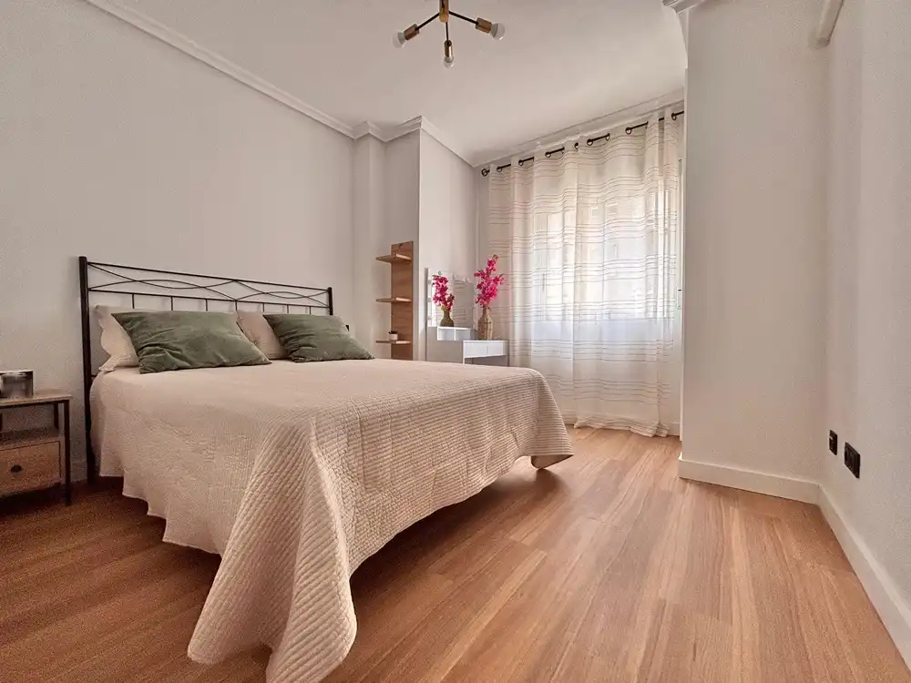 Dormitori de Apartament en venda en Torrevieja amb Aire condicionat, Parquet i Moblat