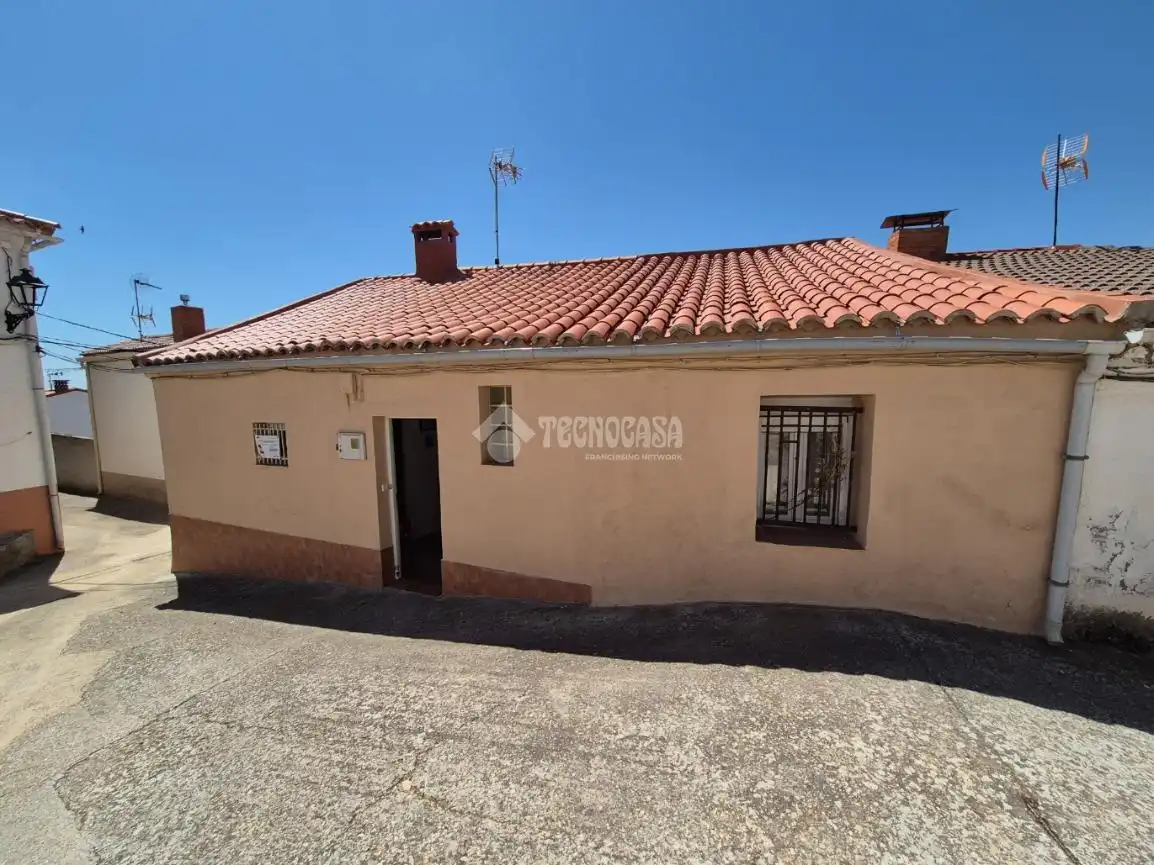 Vista exterior de Casa adosada en venda en Cendejas de la Torre amb Calefacció i Terrassa