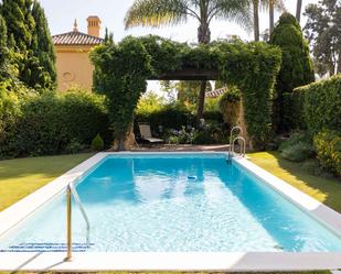 Piscina de Casa adosada en venda en Sotogrande amb Jardí privat i Piscina