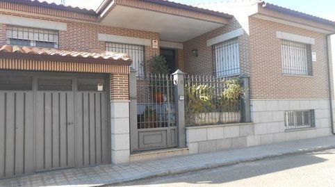 Se vende Casa Adosada OKUPADA en Calle Calle Lisboa 10 Sonseca, Toledo.