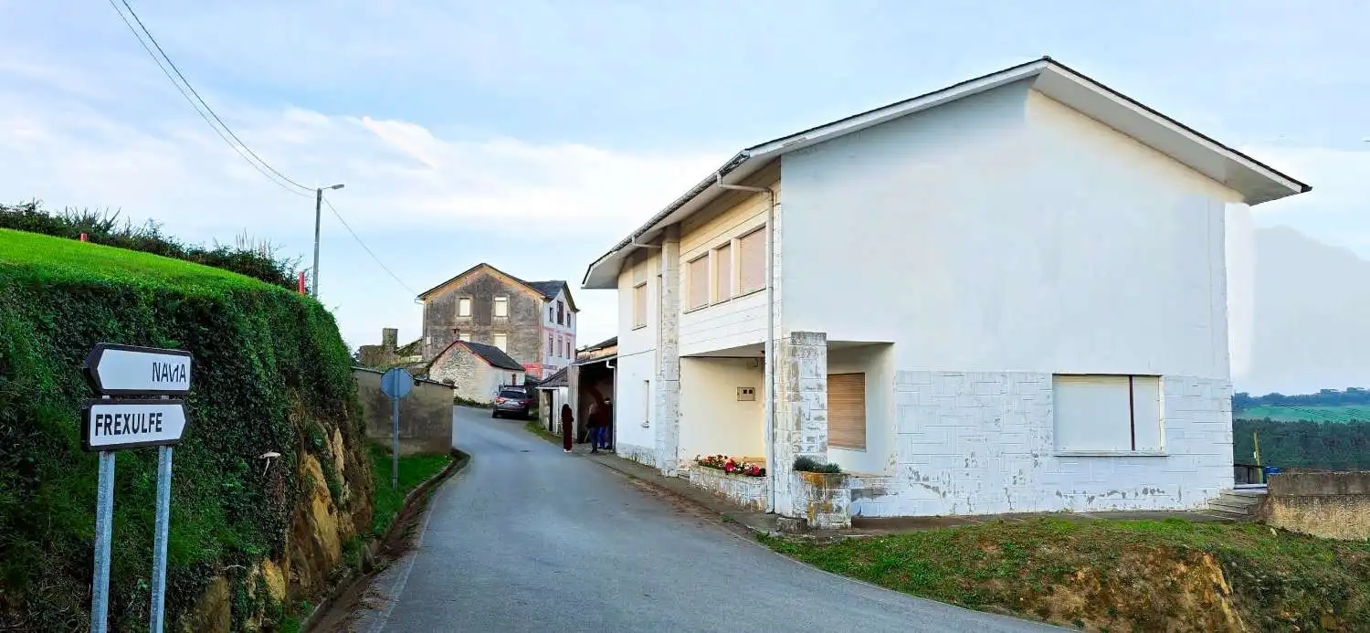 Vista exterior de Casa o xalet en venda en Navia amb Calefacció