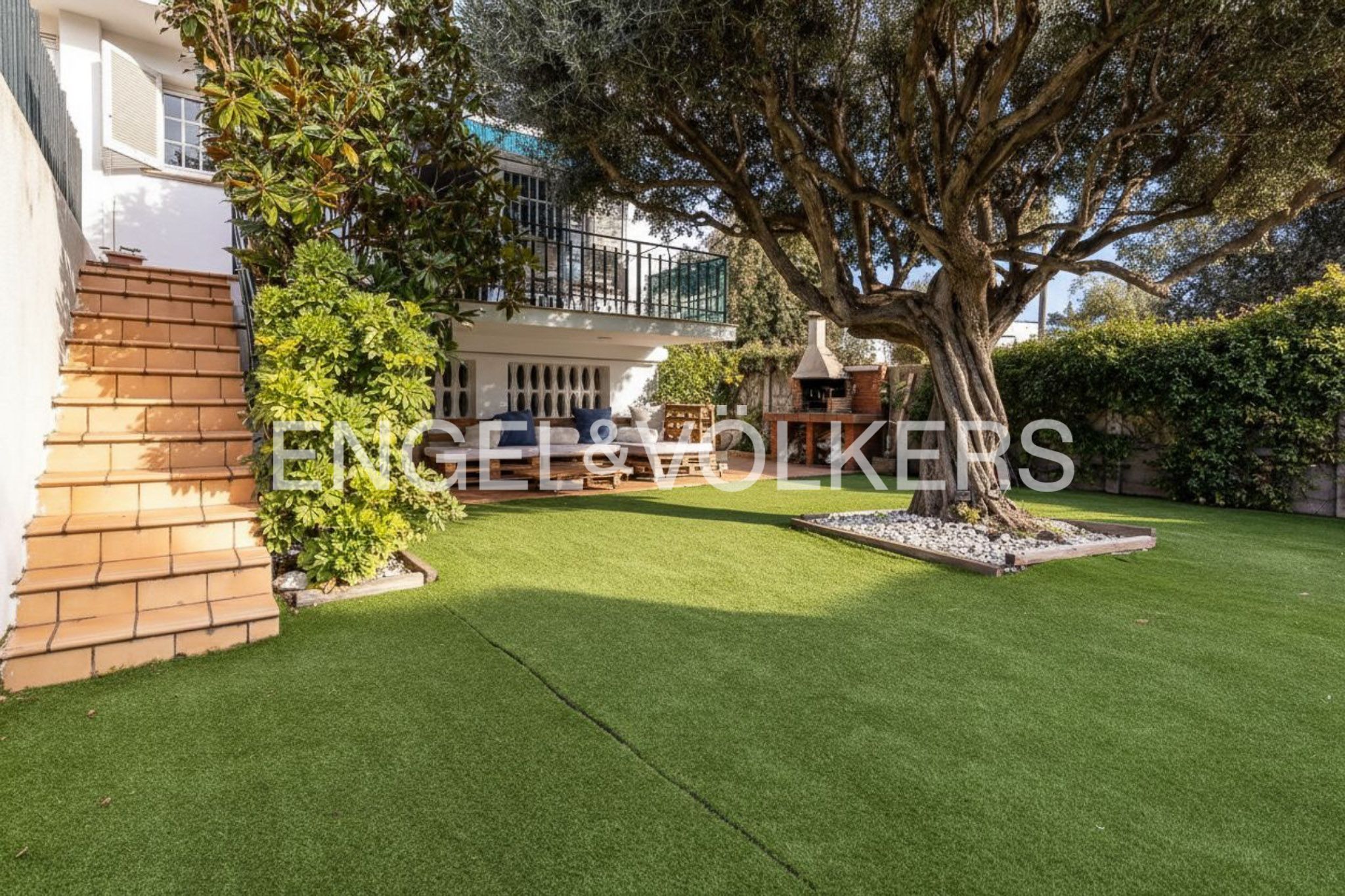 Vista exterior de Casa adosada en venda en El Masnou amb Calefacció i Jardí privat