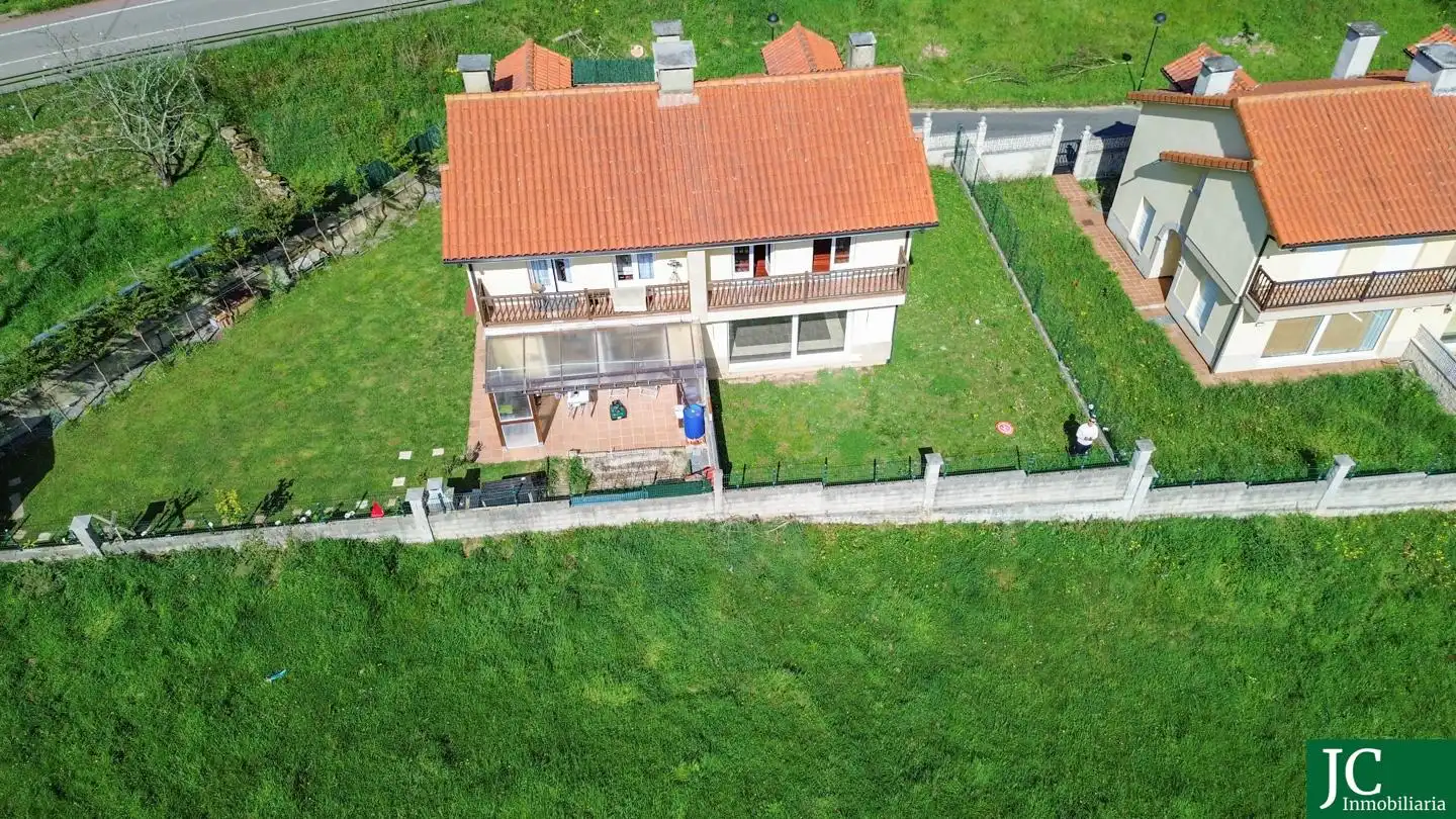 Vista exterior de Casa adosada en venda en Ampuero amb Calefacció, Jardí privat i Terrassa