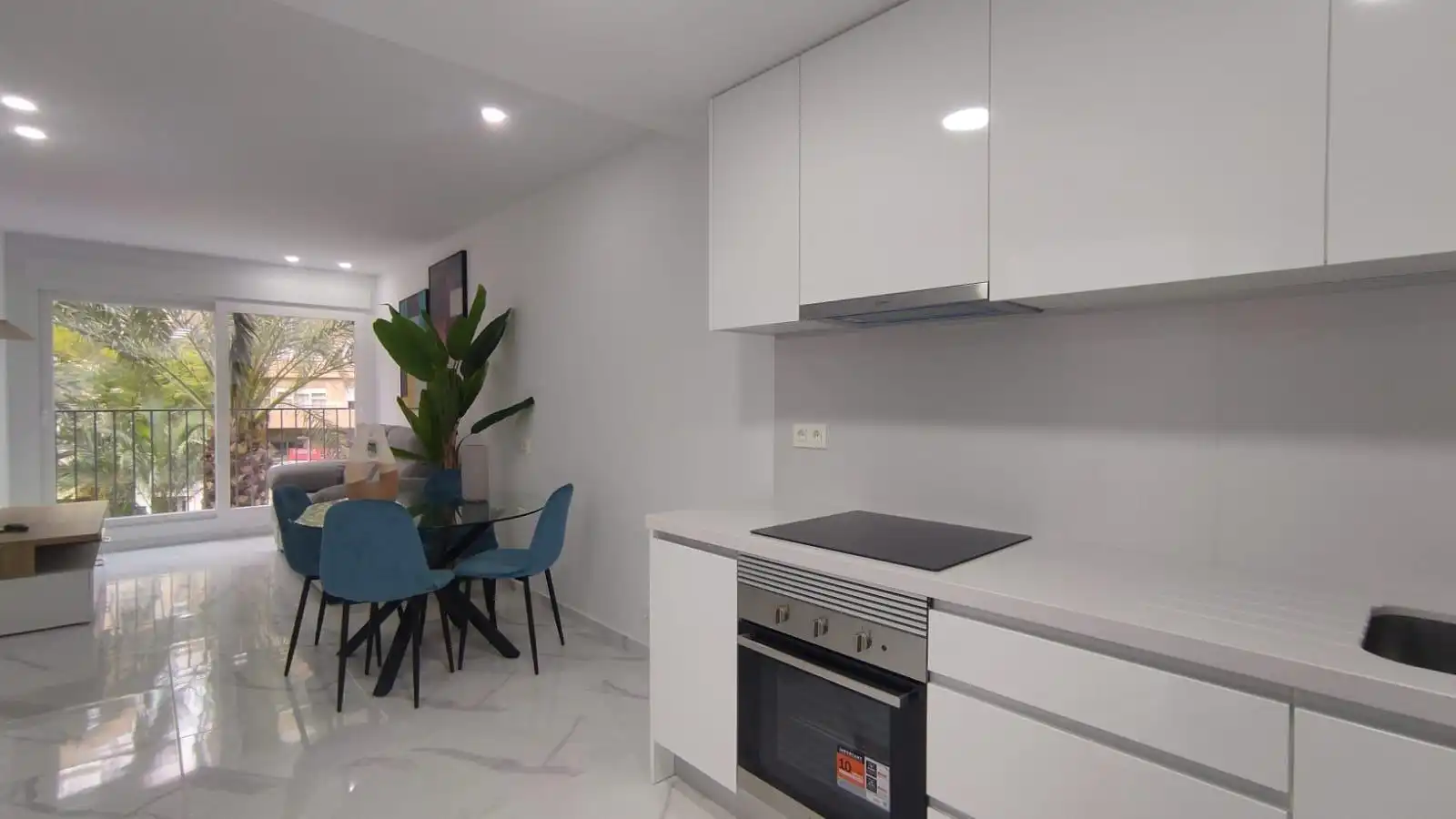 Cuina de Apartament de lloguer en Alicante / Alacant amb Aire condicionat, Moblat i Piscina comunitària
