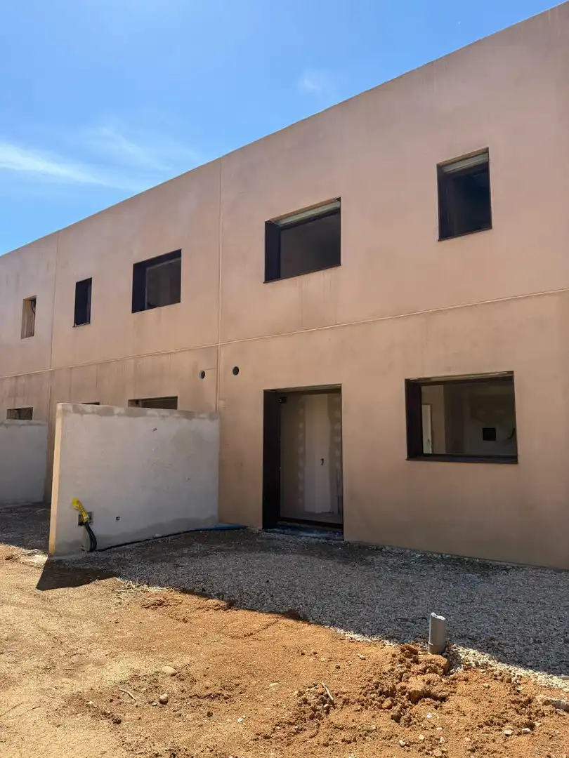 Vista exterior de Casa adosada en venta en Navata con Calefacción, Jardín privado y Parquet