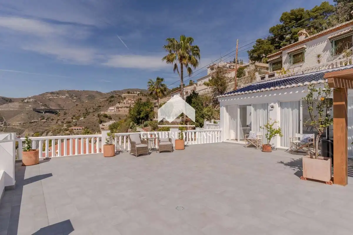 Vista exterior de Casa o xalet en venda en Almuñécar amb Terrassa, Traster i Internet