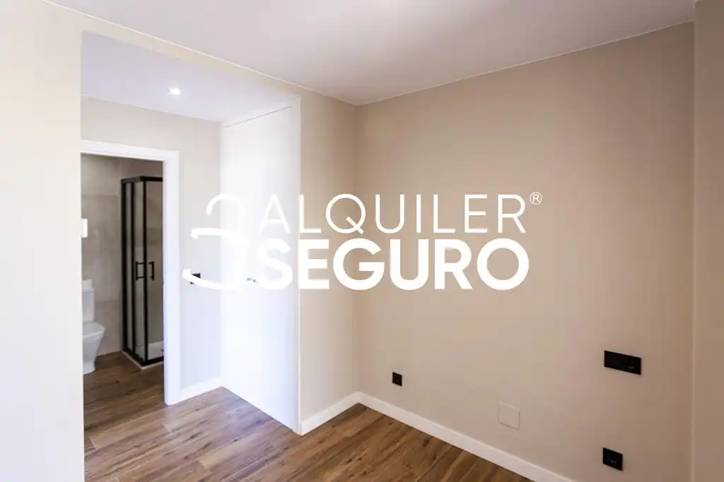 Habitación de Ático de alquiler en Madrid con Aire acondicionado, Calefacción y Trastero