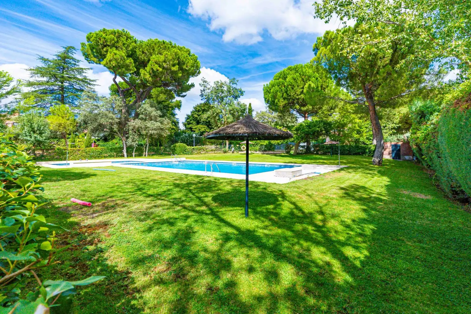 Schwimmbecken von Einfamilien-Reihenhaus zur Miete in Boadilla del Monte mit Klimaanlage, Heizung und Privatgarten