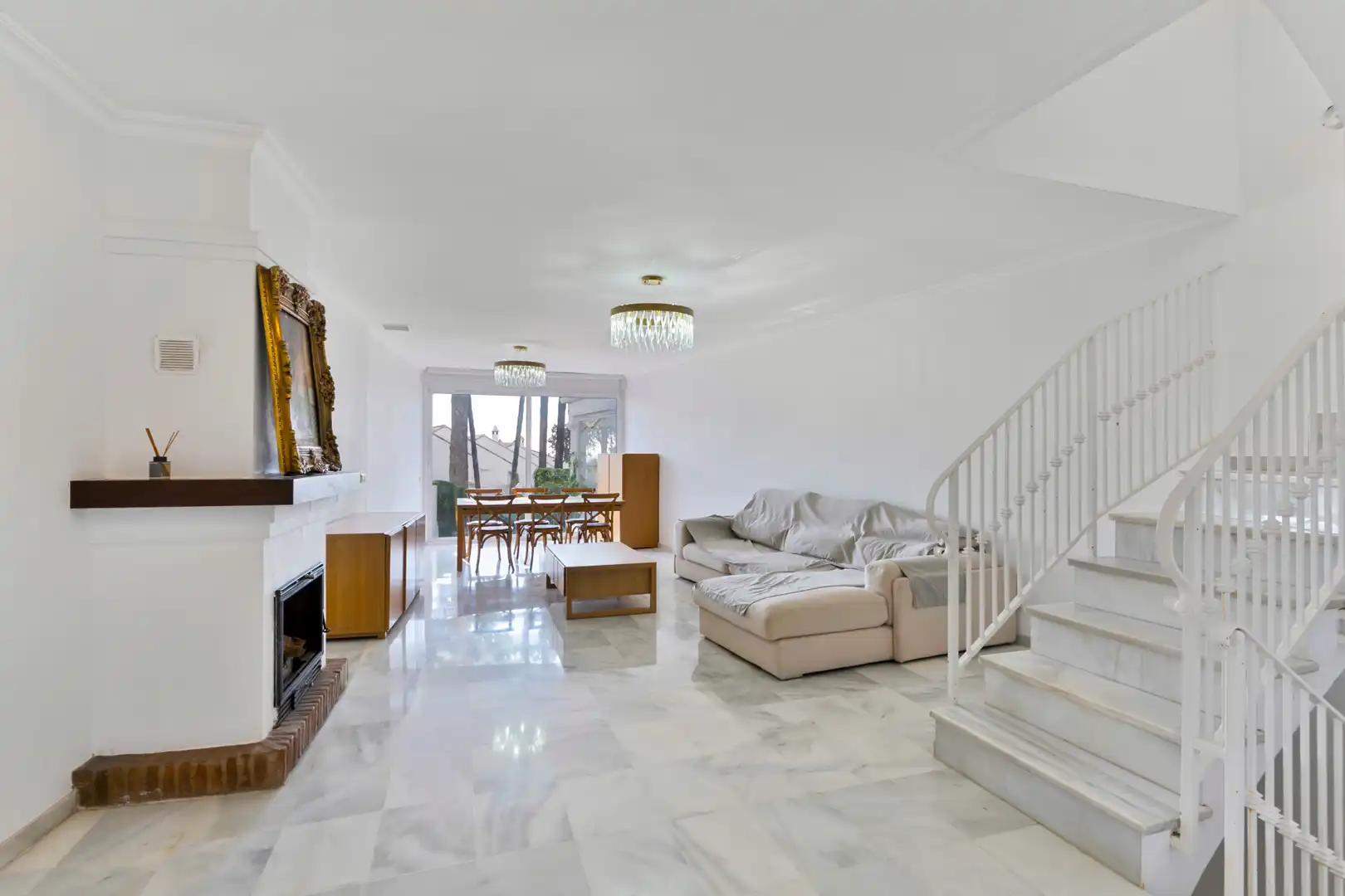 Sala d'estar de Casa adosada en venda en Marbella amb Aire condicionat, Terrassa i Piscina