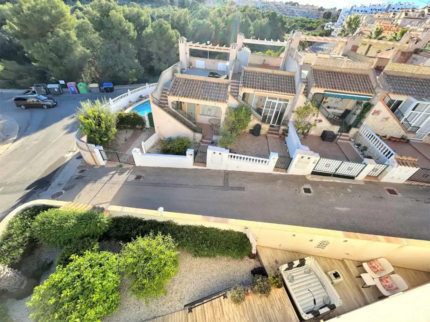 Vista exterior de Casa adosada en venda en Orihuela amb Aire condicionat, Jardí privat i Piscina