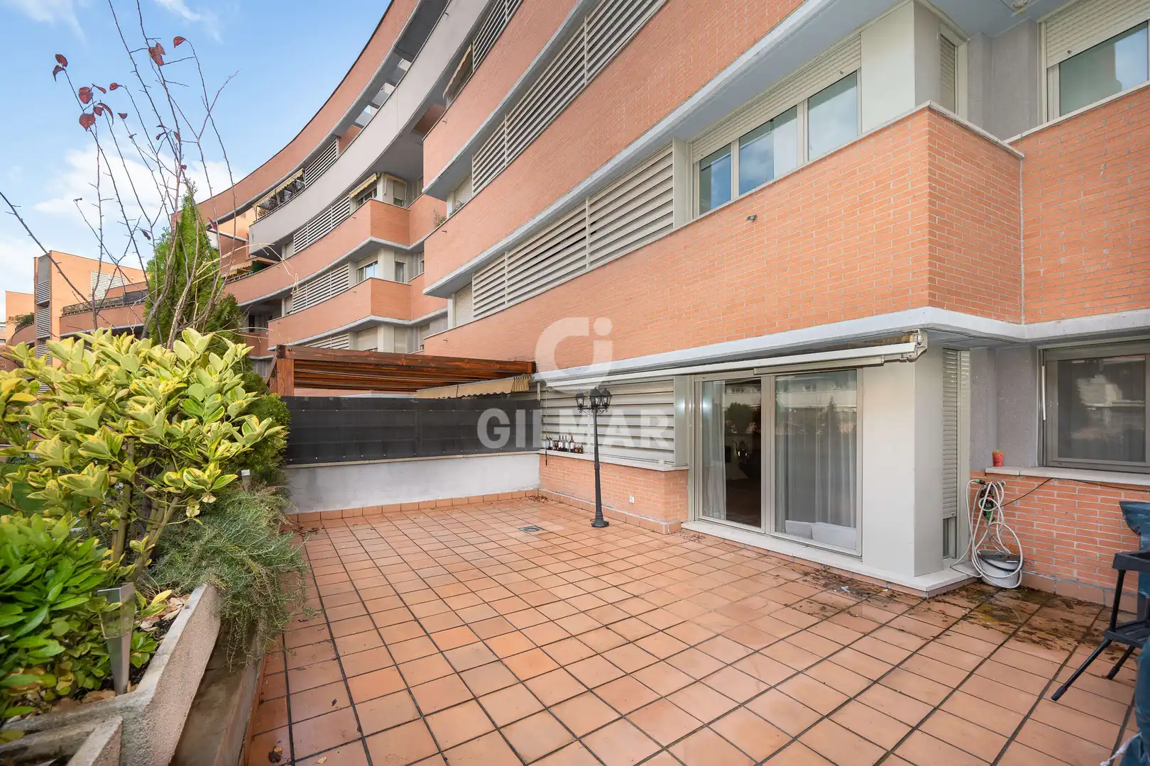 Vista exterior de Planta baja en venta en Madrid con Calefacción, Jardín privado y Piscina