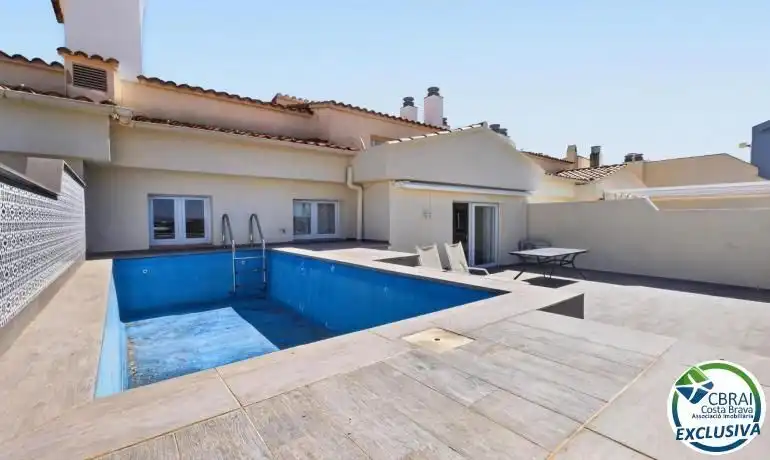 Piscina de Apartamento en venta en Empuriabrava con Aire acondicionado, Trastero y Piscina