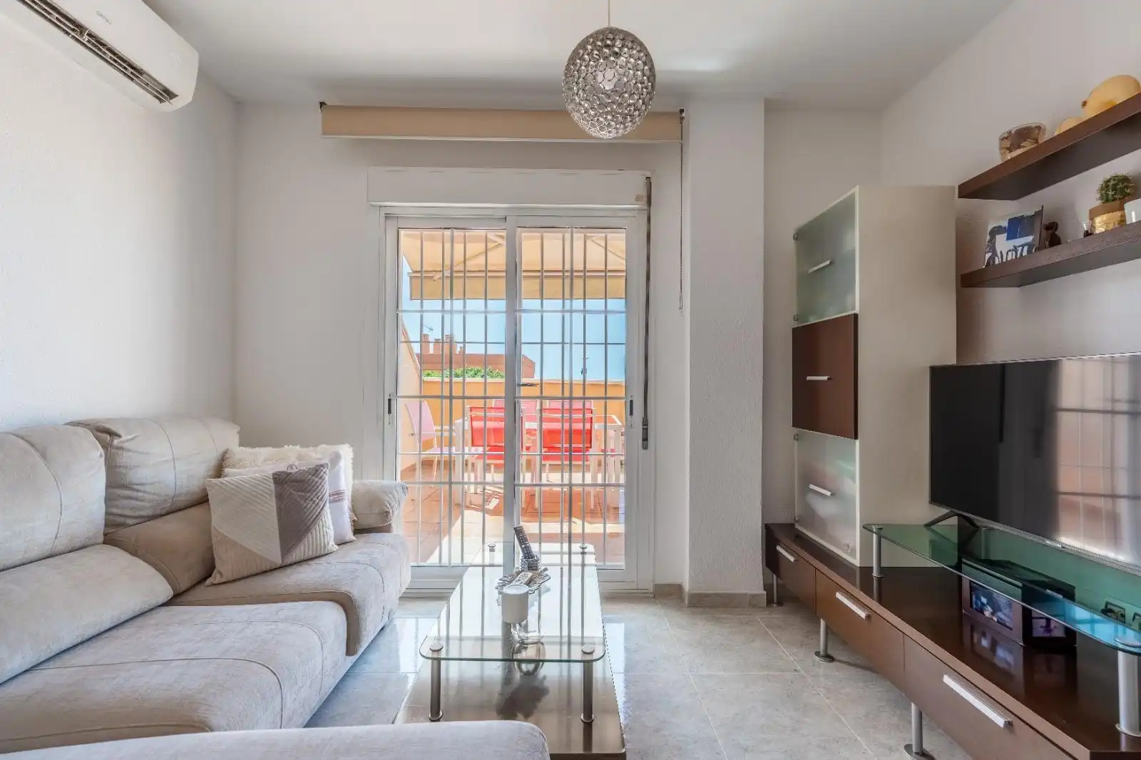 Sala de estar de Piso en venta en Roquetas de Mar con Aire acondicionado, Terraza y Amueblado