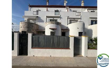 Vista exterior de Casa adosada en venda en Empuriabrava amb Calefacció, Terrassa i Forn