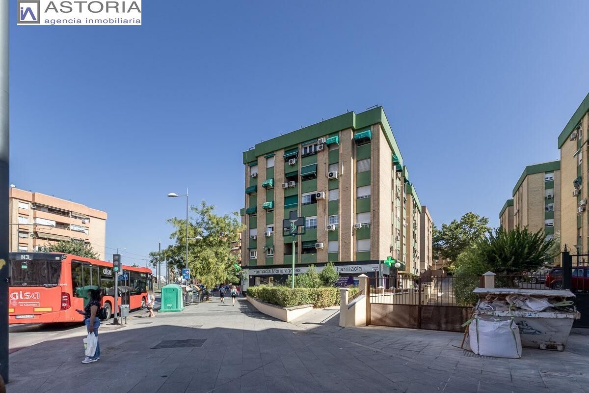 Vista exterior de Pis en venda en  Granada Capital amb Terrassa i Balcó