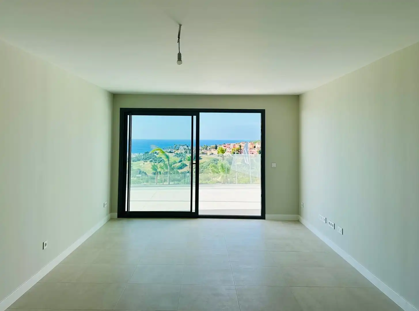 Wohnzimmer von Wohnungen zum Verkauf in Manilva mit Klimaanlage, Heizung und Terrasse