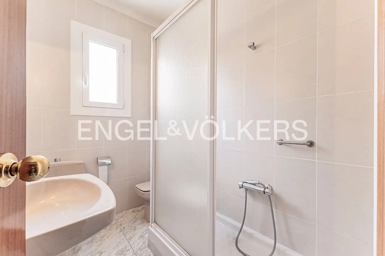 Badezimmer von Wohnung zum Verkauf in Barcelona mit Heizung und Balkon
