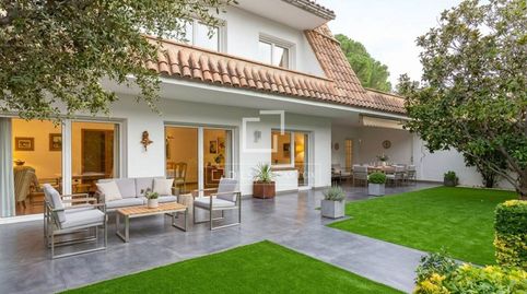 Encantadora casa unifamiliar adosada con amplio jardín y garaje privado, en venta exclusiva en Sant Just Desvern centro.