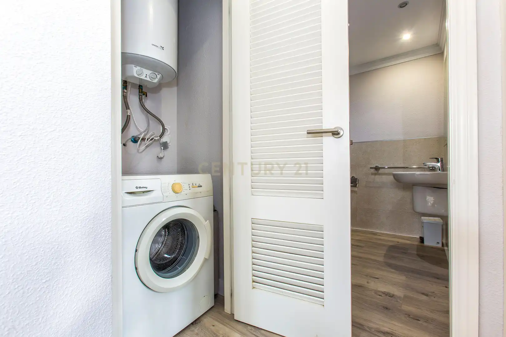 Badezimmer von Einfamilien-Reihenhaus zum Verkauf in Oliva mit Klimaanlage, Privatgarten und Ofen