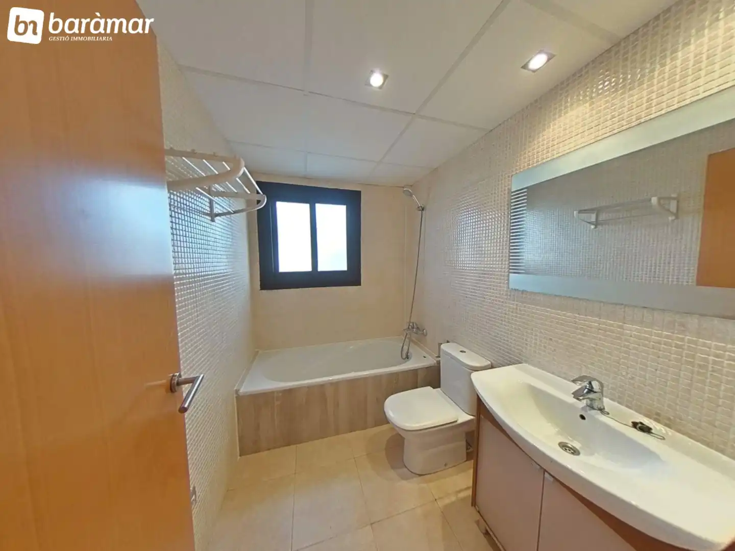 Baño de Casa adosada en venta en Roda de Berà con Aire acondicionado, Calefacción y Jardín privado