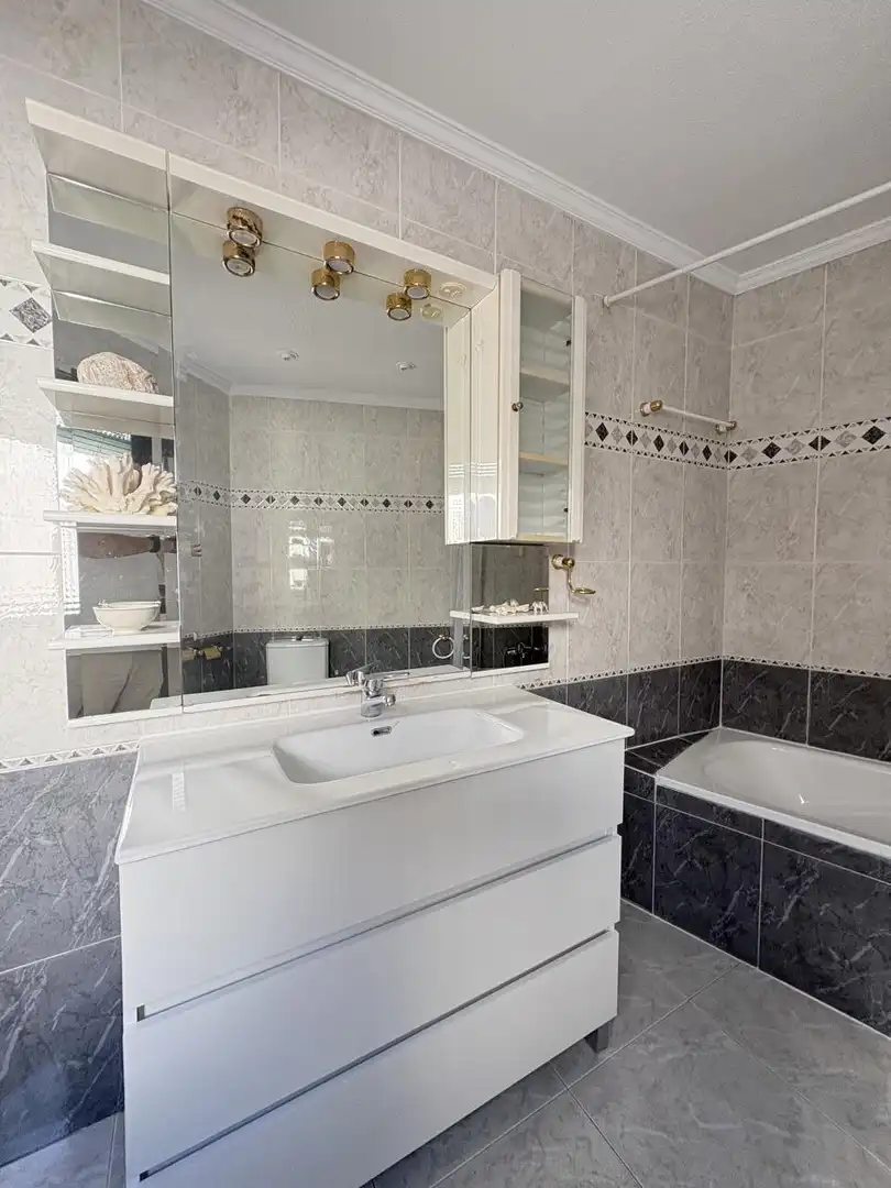Badezimmer von Wohnung zur Miete in Madrid mit Klimaanlage, Heizung und Parkett