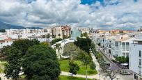 Vista exterior de Apartament en venda en Estepona amb Aire condicionat i Terrassa