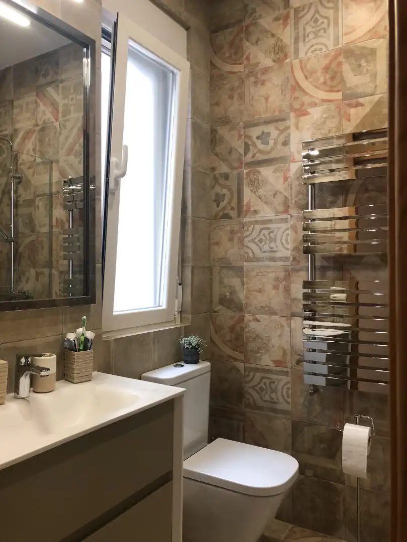 Bathroom of Flat for rent in Salamanca  with Air Conditioner, Heating and Parquet flooring