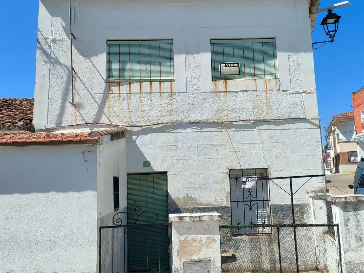Vista exterior de Casa adosada en venda en Casas de Millán amb Traster i Moblat