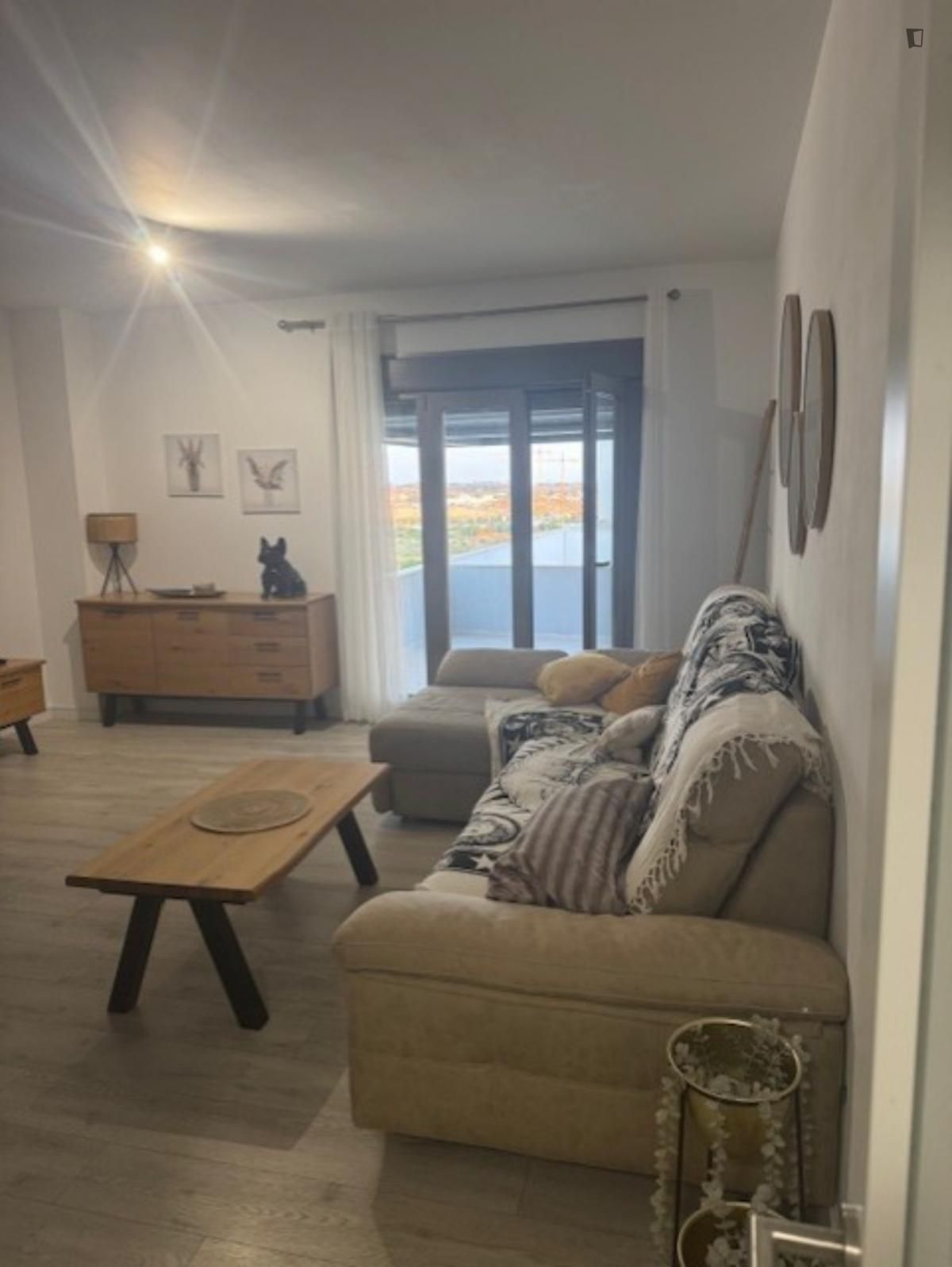 Sala d'estar de Apartament de lloguer en Dos Hermanas amb Aire condicionat, Calefacció i Moblat