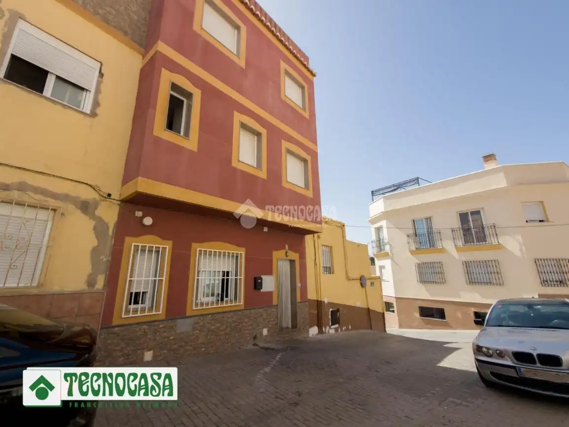 Vista exterior de Casa adosada en venda en Adra amb Terrassa