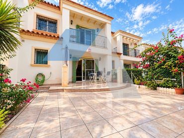 Bungalow con balcón en venta en Pueblo Acantilado - Lanuza