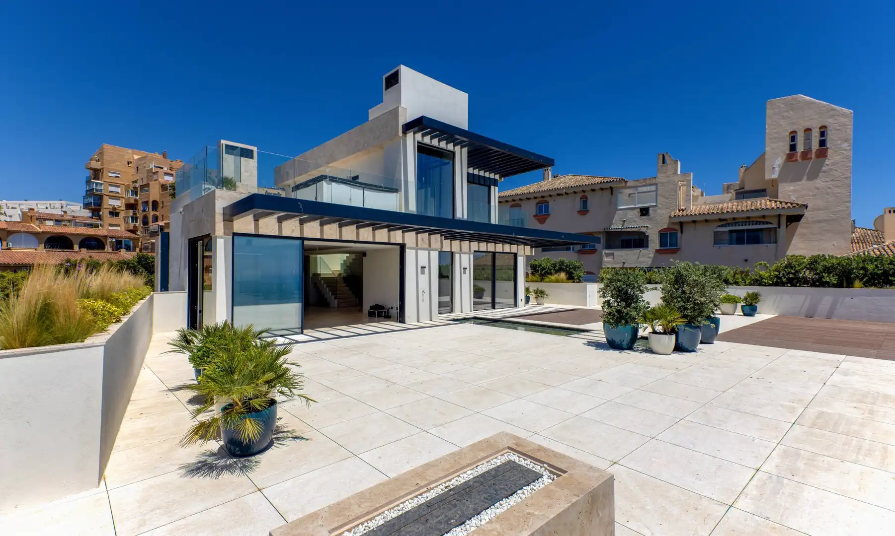 Vista exterior de Ático en venta en Estepona con Aire acondicionado, Calefacción y Terraza