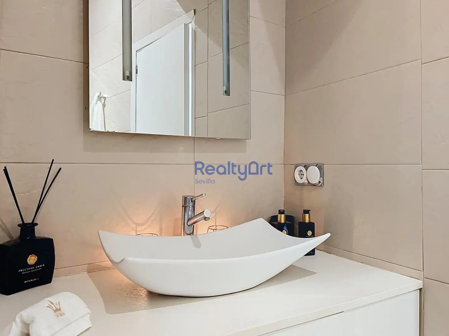 Bathroom of Attic for sale in Sevilla  with Air Conditioner, Terrace and Furnished