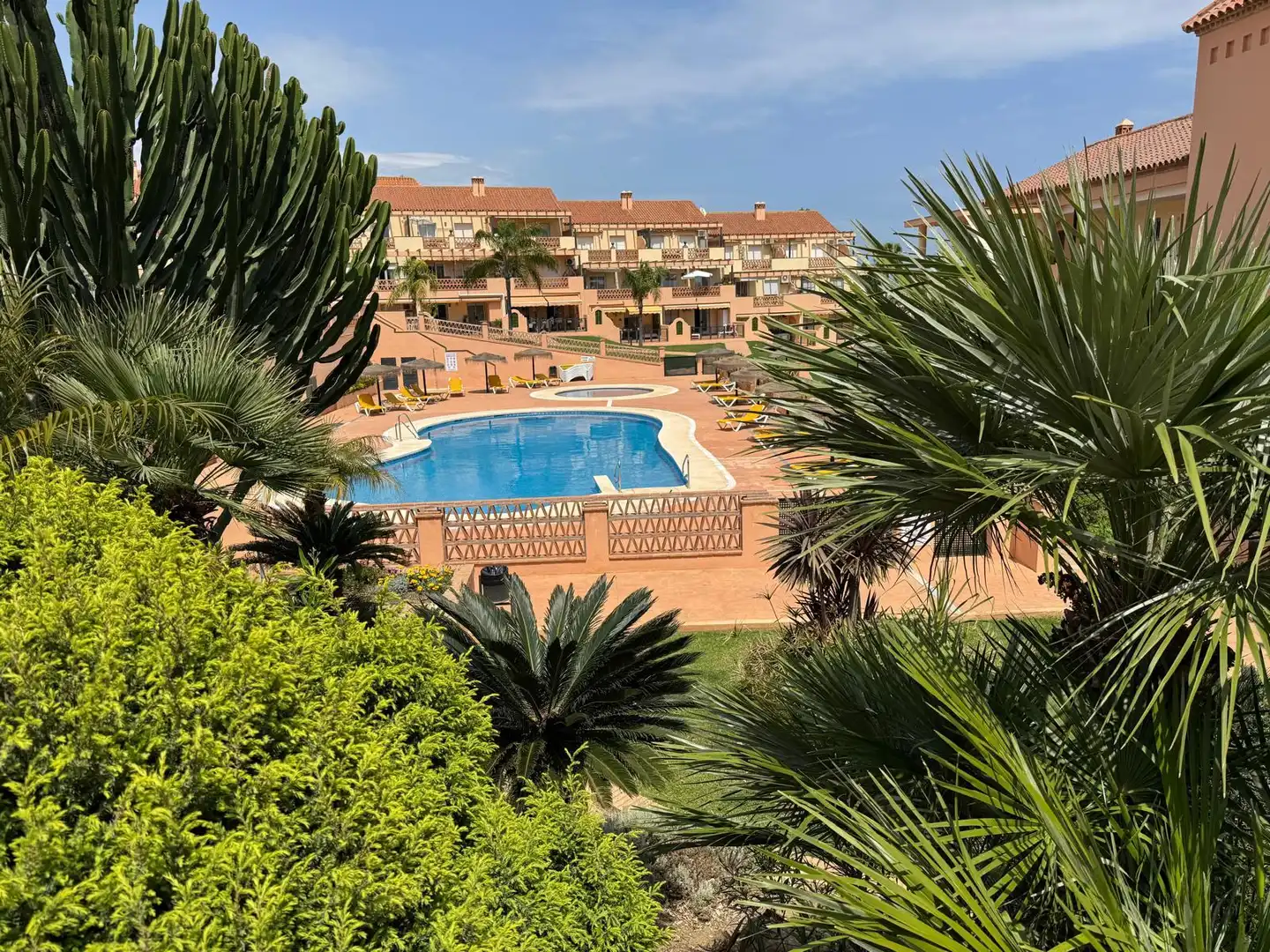 Vista exterior de Planta baixa en venda en Mijas amb Aire condicionat, Jardí privat i Terrassa