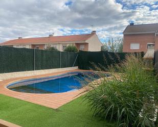 Schwimmbecken von Einfamilien-Reihenhaus miete in Torrejón de la Calzada mit Klimaanlage und Schwimmbad