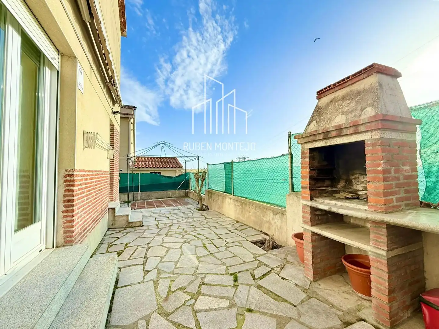 Terrasse von Einfamilien-Reihenhaus zum Verkauf in Matilla de los Caños del Río mit Heizung, Privatgarten und Terrasse