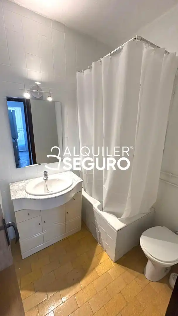 Baño de Piso de alquiler en Chelva con Terraza y Amueblado
