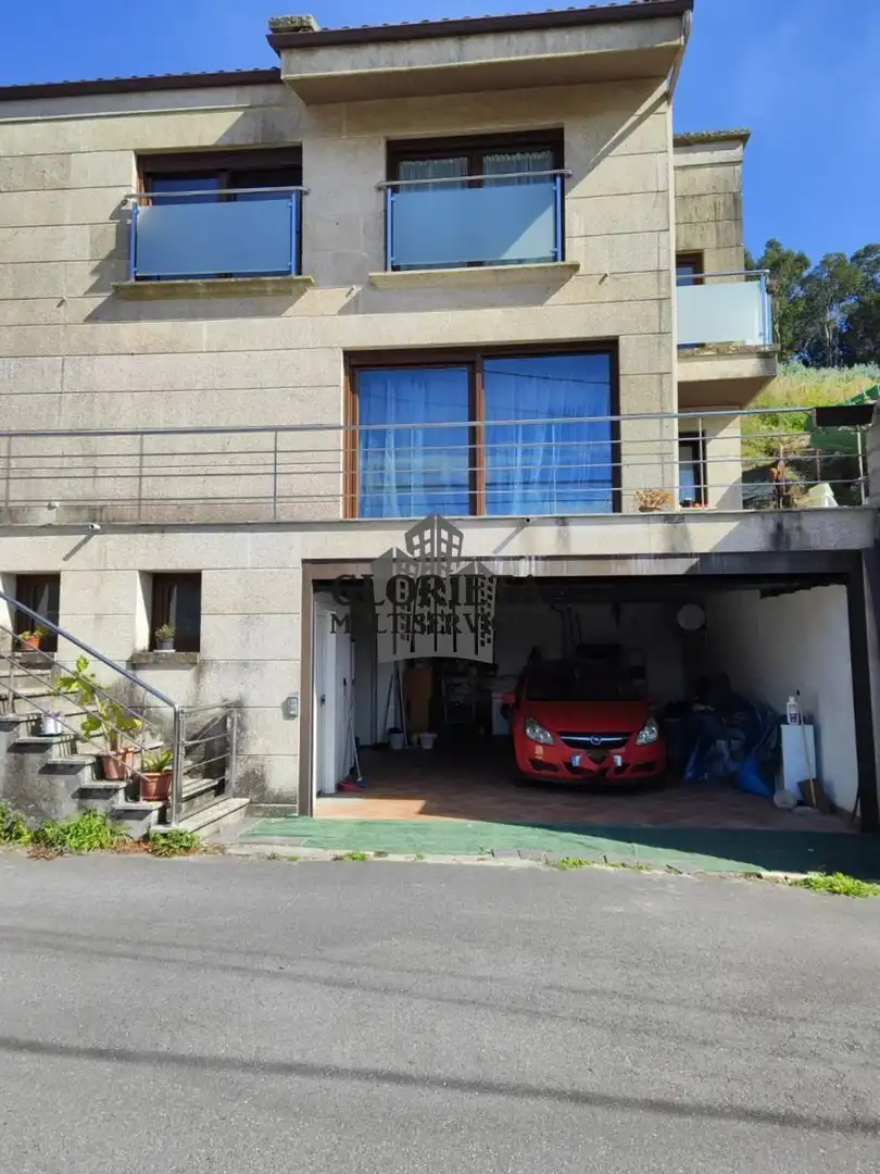 Vista exterior de Casa o xalet en venda en Bueu amb Calefacció, Terrassa i Moblat