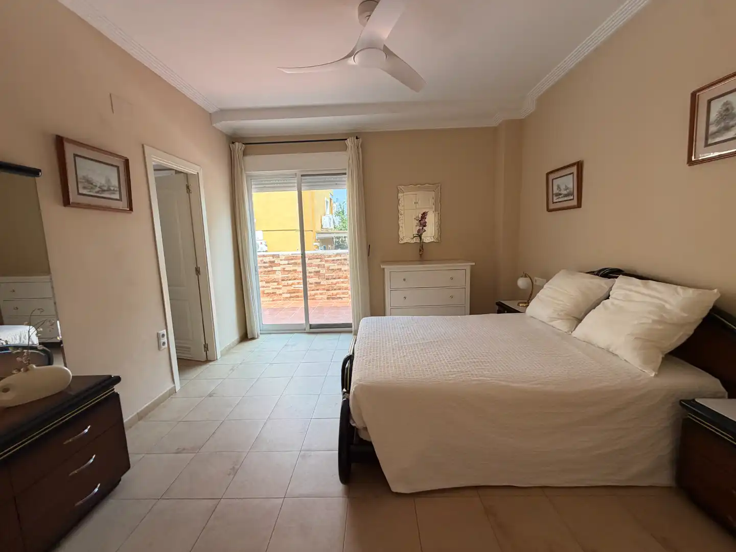 Dormitori de Casa o xalet en venda en Espartinas amb Aire condicionat, Terrassa i Traster