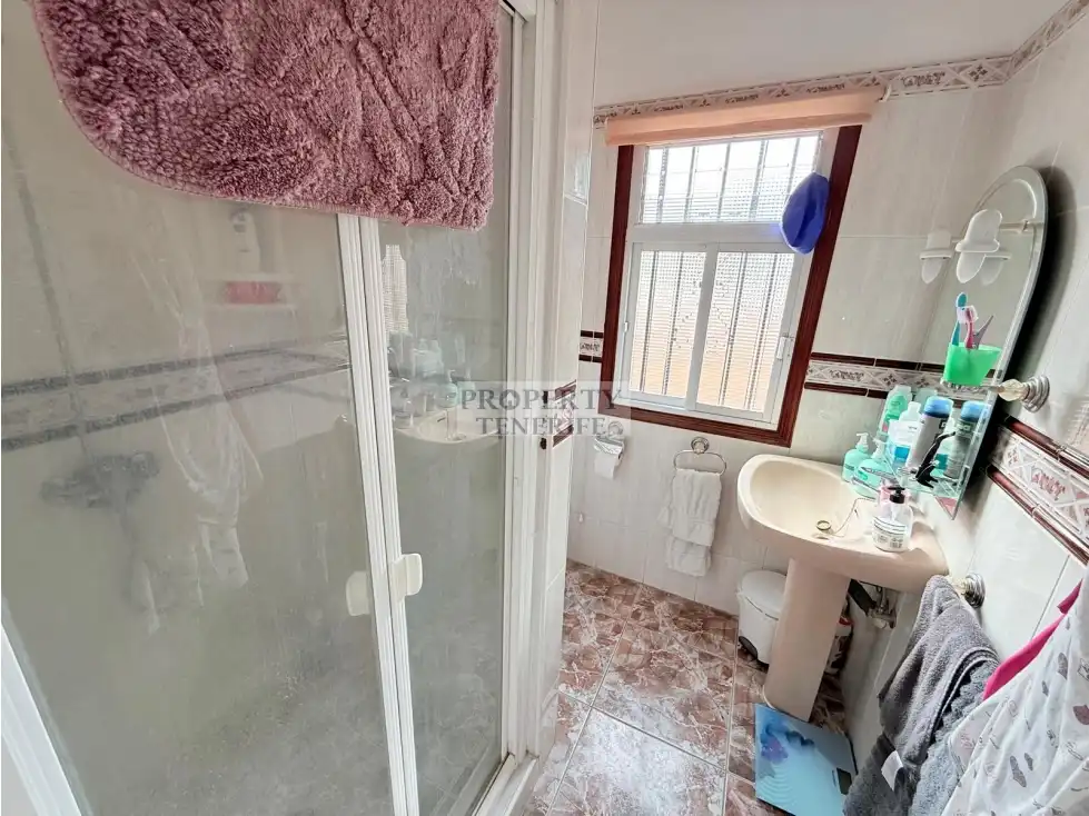 Bany de Casa o xalet en venda en Arona amb Terrassa, Piscina i Moblat