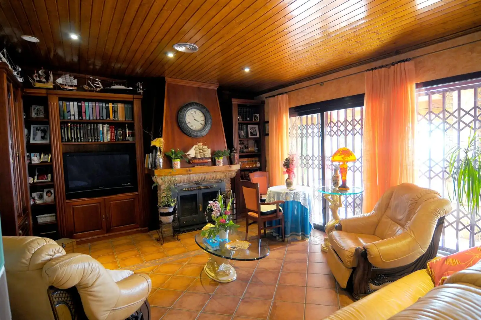 Sala d'estar de Casa o xalet en venda en Valdepeñas amb Terrassa, Piscina i Moblat