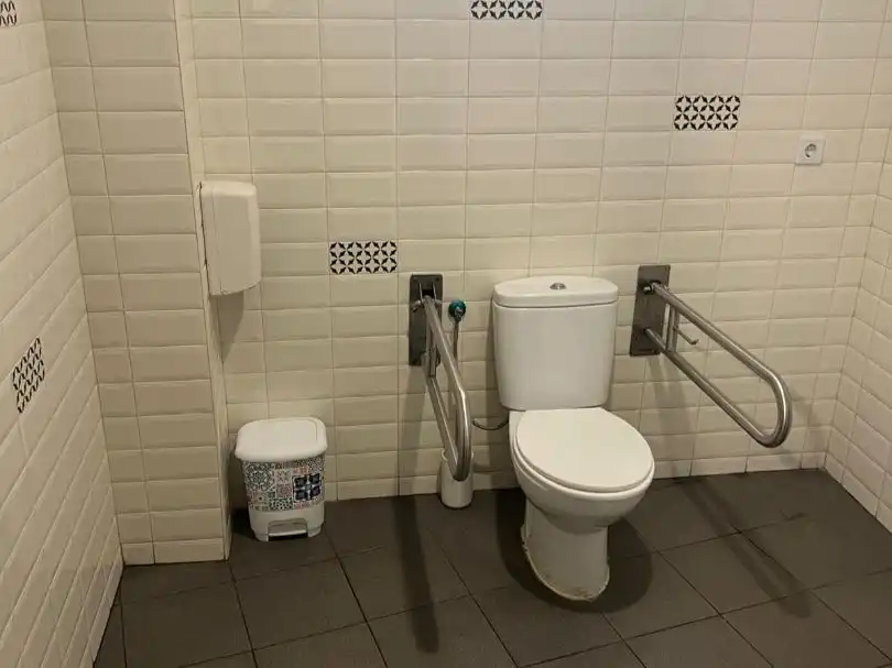 Baño de Local de alquiler en Córdoba con Aire acondicionado, Calefacción y Terraza