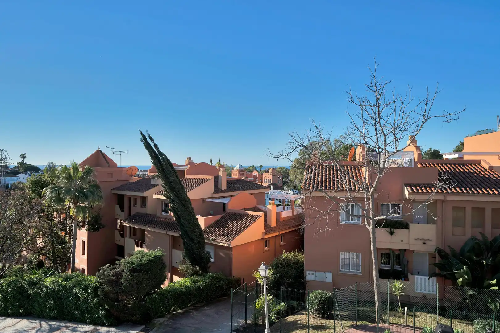 Vista exterior de Casa adosada en venda en Marbella amb Jardí privat i Piscina comunitària