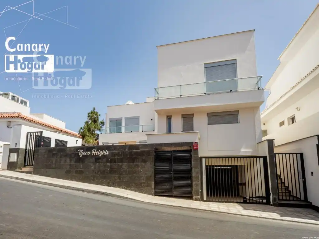 Vista exterior de Casa o xalet en venda en Adeje amb Jardí privat