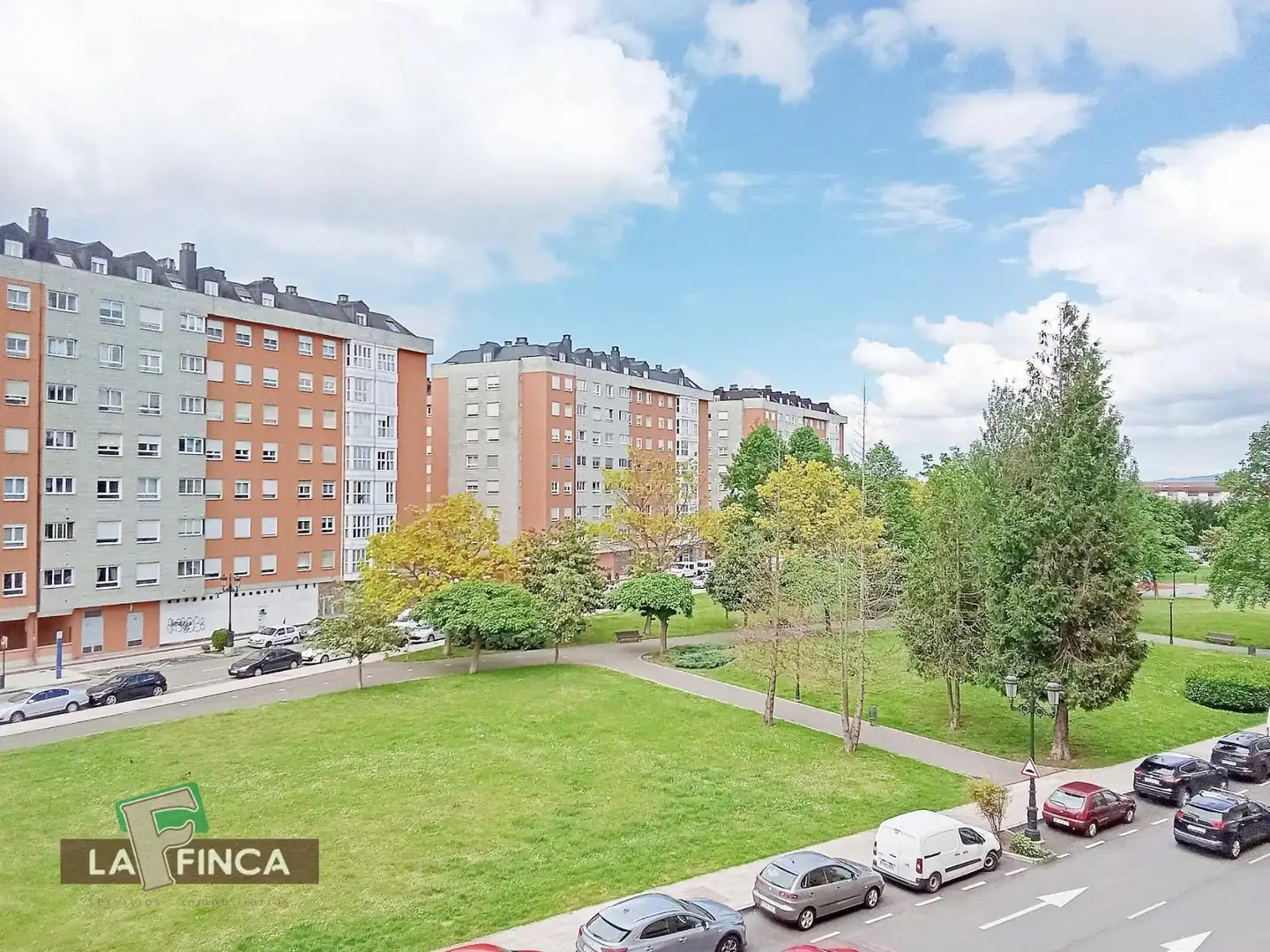 Vista exterior de Pis en venda en Oviedo  amb Calefacció, Parquet i Terrassa
