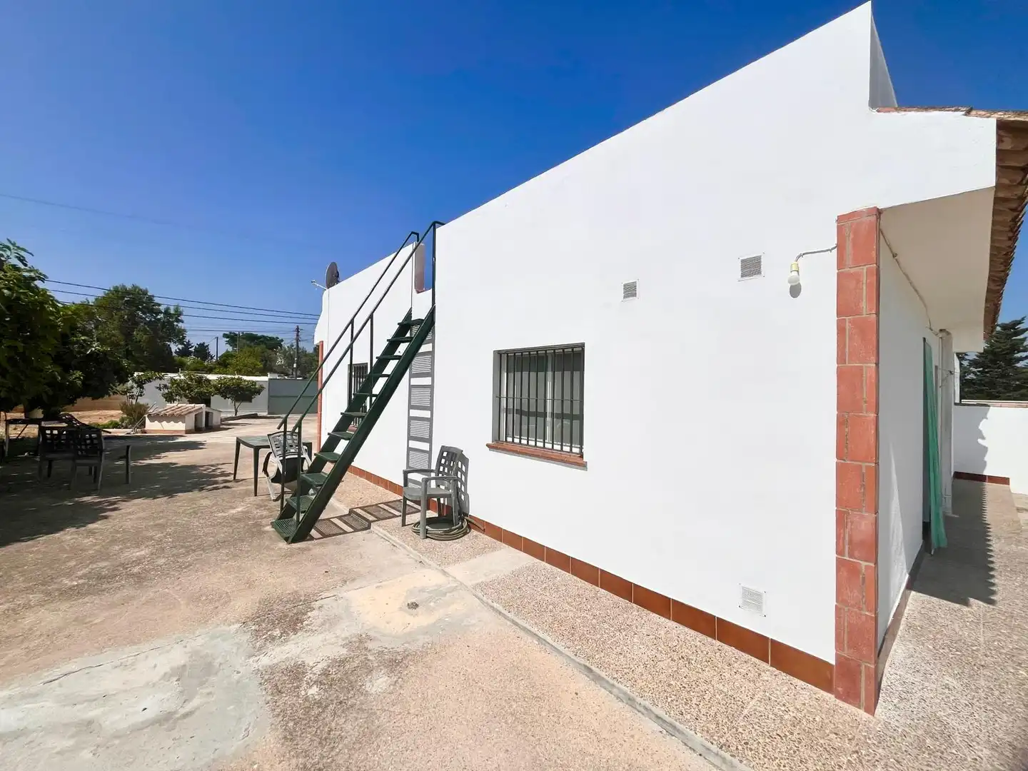 Vista exterior de Casa o xalet en venda en Chiclana de la Frontera amb Jardí privat i Terrassa