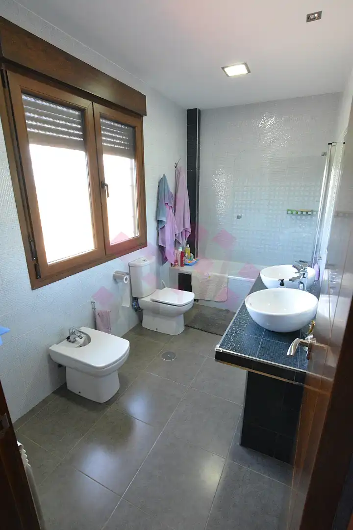 Bany de Casa o xalet en venda en Ciudad Real amb Aire condicionat, Calefacció i Jardí privat