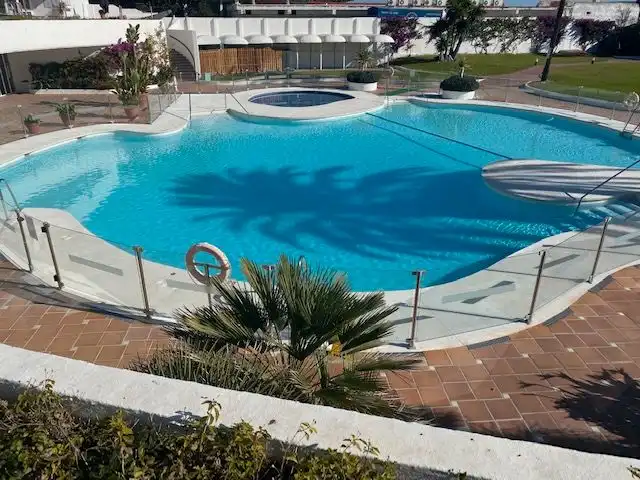 Piscina de Casa adosada de alquiler en Estepona con Aire acondicionado, Calefacción y Terraza